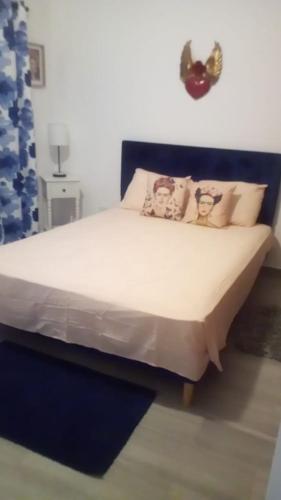 1 dormitorio con 1 cama con cabecero azul en Monte Mar 7A en Divisadero