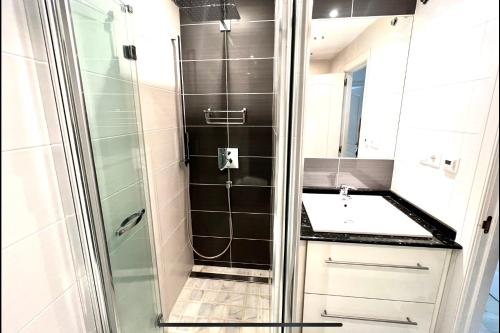 ラ・カラ・デ・ミハスにあるMI CAPRICHO BEACHFRONT- P300 - Apartment with sea viewのバスルーム(シャワー、シンク付)
