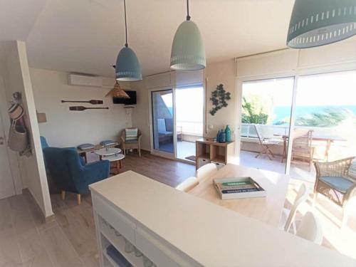 un salon avec un canapé, une table et des chaises dans l'établissement Paraíso, à Miami Platja