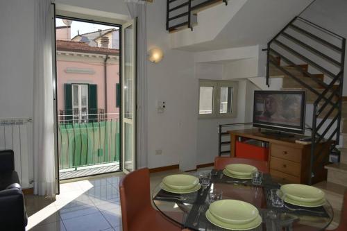 Μια τηλεόραση ή/και κέντρο ψυχαγωγίας στο Appartamento Verdi, a 100 metri dal mare.