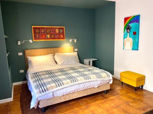 a bedroom with a bed and a painting on the wall at Da li Poteri in Colfiorito