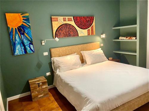 una camera da letto con un letto e un dipinto sul muro di Da li Poteri a Colfiorito