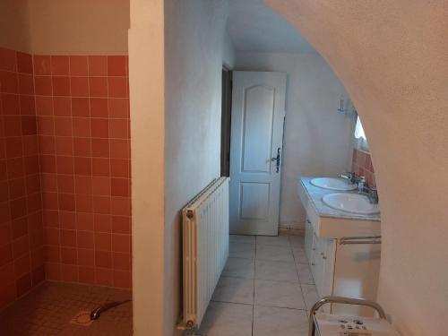 y baño con lavabo y aseo. en Le Gite, en Labastide-de-Virac