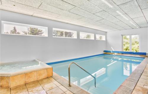 ブラーバンドにあるBeautiful Home In Blvand With Sauna, Wifi And Indoor Swimming Poolのホットタブ付きのスイミングプールを併設しています。