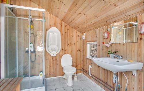 ein Bad mit einem WC, einem Waschbecken und einer Dusche in der Unterkunft 2 Bedroom Gorgeous Home In Sejer in Sejerby