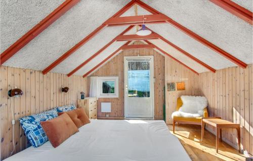 ein Schlafzimmer mit einem großen weißen Bett in einem Zimmer in der Unterkunft 2 Bedroom Gorgeous Home In Sejer in Sejerby