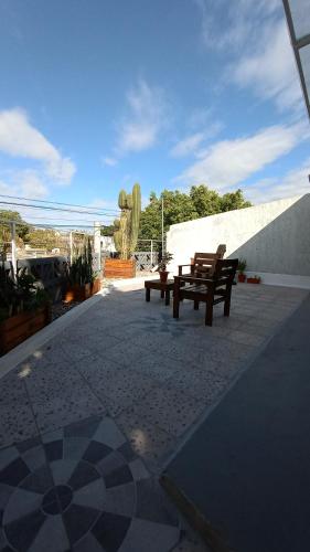 dos bancos sentados en la parte superior de un patio en El Cardón en La Rioja