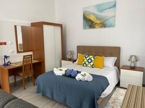 ein Schlafzimmer mit einem Bett mit ausgestopften Tieren darauf in der Unterkunft Casa Bela Vista in Ponta Delgada