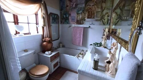 Dee's Place في أقولاس: حمام مع حوض ومرحاض ومغسلة