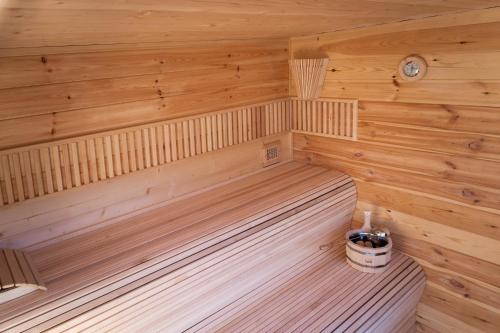 a large wooden sauna with a bucket in it at Velo & Wohnen -NEU- Elektroräder inklusive-Sauna-Moselblick in Enkirch