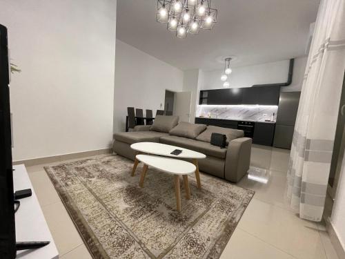 sala de estar con sofá y mesa en Westwood 2Bd Apartments en Durrës
