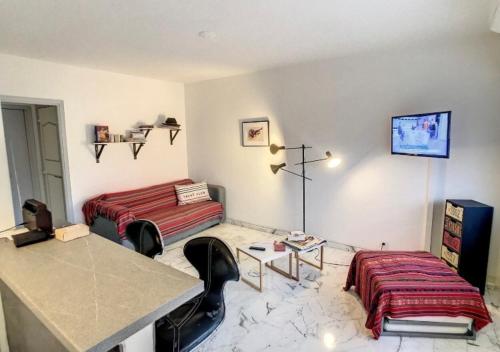 une chambre avec deux lits, une table et des chaises dans l'établissement Superbe Studio tout équipé/Proche mer et commodité, à Saint-Laurent-du-Var