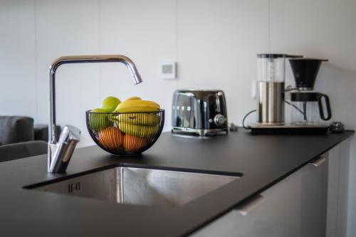 a bowl of fruit sitting on a kitchen counter at Velo & Wohnen -NEU- Elektroräder inklusive-Sauna-Moselblick in Enkirch