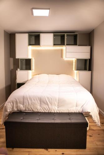- une chambre avec un grand lit blanc et des lumières dans l'établissement Appartement - Le Mikado - Hyper-centre - Wi-Fi- Espace de travail - Confort, à Saint-Étienne