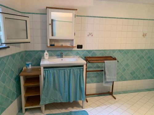 A kitchen or kitchenette at Villa Delfino Blu con accesso diretto al mare dalla scogliera e privacy impagabile.