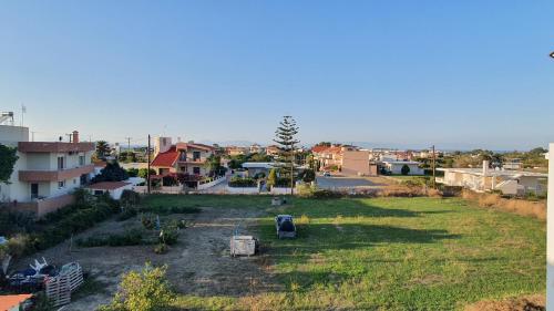 an aerial view of a yard in a city at Ma Maison Bleue in Kremasti