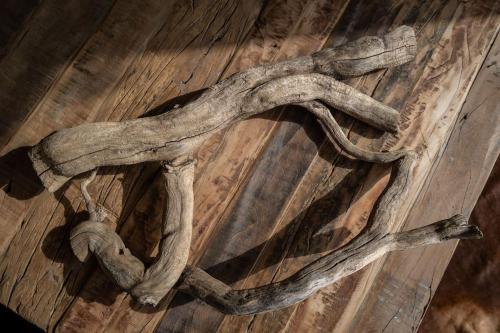 une pile de branches sur une table en bois dans l'établissement The Stage, à Anhée