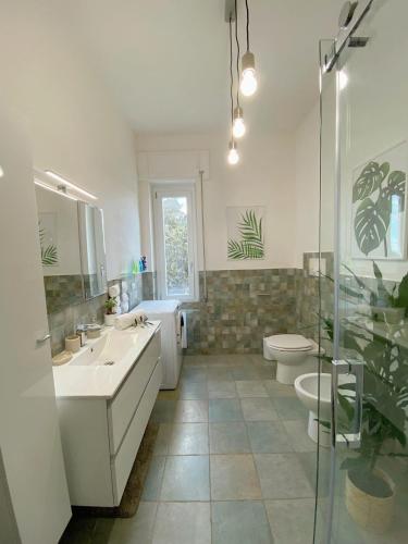 a bathroom with two sinks and a shower and a toilet at Villa Boeddu, relax tra mare e campagna in Alghero