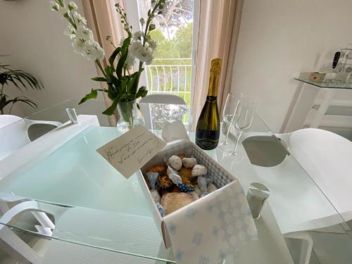 a box of rocks on a table with a bottle of wine at Villa Boeddu, relax tra mare e campagna in Alghero