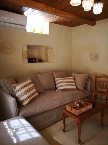 a living room with a couch and a table at Casa Opuntia in Pappayiannádhes