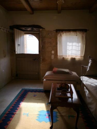 a living room with a couch and a table at Casa Opuntia in Pappayiannádhes