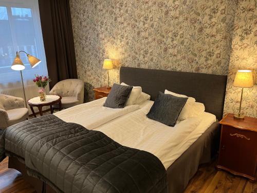 a bedroom with a large bed in a room at Hotell Bele in Trollhättan