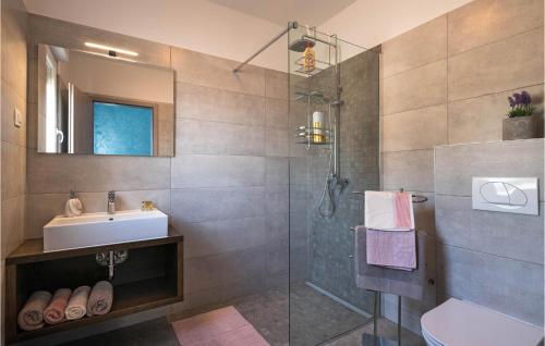 uma casa de banho com um lavatório e um chuveiro em Nice Home In Barban With Private Swimming Pool, Can Be Inside Or Outside em Barban