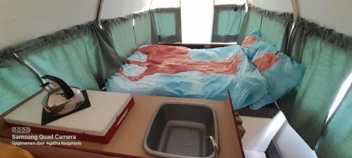 łóżko w ciężarówce w obiekcie De Huifkar, bij Sneek aan elfstedenroute w mieście Hommerts