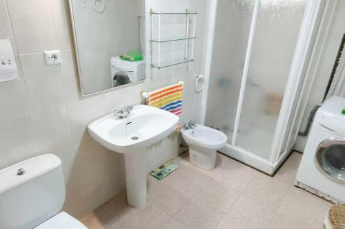 uma casa de banho com um lavatório, um WC e um chuveiro em LA GRAN VÍA em Bocairent