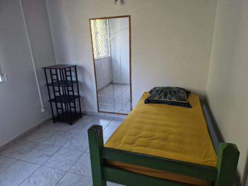 1 dormitorio con cama y espejo en una habitación en Villa MARICO, en Ducos