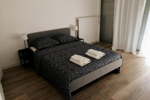 sypialnia z łóżkiem i dwoma ręcznikami na nim w obiekcie Superbe appartement lumineux et traversant w Béziers