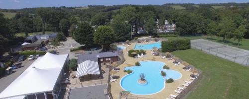 eine Luftansicht auf einen großen Pool in einem Resort in der Unterkunft Camping du Quinquis in Clohars-Carnoët