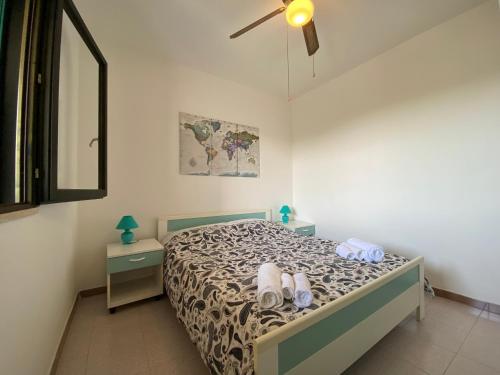 ein Schlafzimmer mit einem Bett mit zwei Handtüchern darauf in der Unterkunft Villa Dune in Campomarino