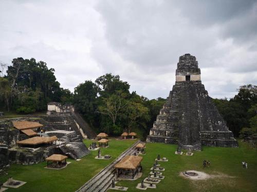 una vista de la pirámide maya en un templo en Hotel Colibrí Petén, en Santa Elena