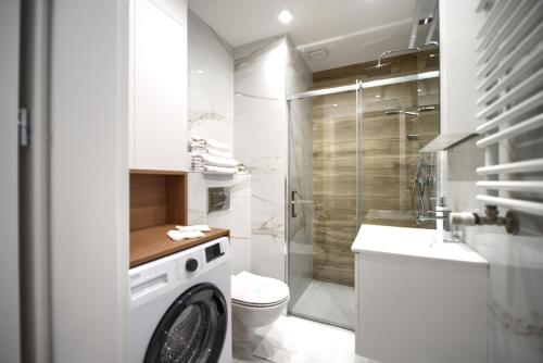 łazienka z pralką i toaletą w obiekcie EXCLUSIVE Apartamenty Lotnicza , PARKING w Kielcach