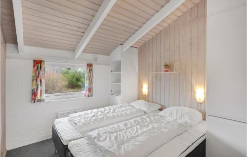 BjerregårdにあるOptimistenの白いベッドルーム(ベッド1台、窓付)