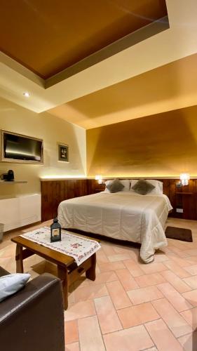 a large bedroom with a bed and a coffee table at Agriturismo AgrileisureTime in Spoleto