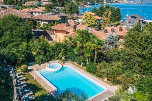 einen Luftblick auf einen Pool in einer Villa in der Unterkunft Hotel Royal in Stresa