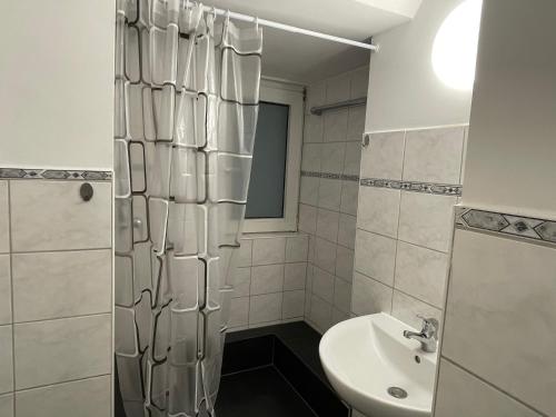 ein Bad mit einem Waschbecken, einem WC und einer Dusche in der Unterkunft Ferienwohnung Nähe Hbf Bremerhaven in Bremerhaven