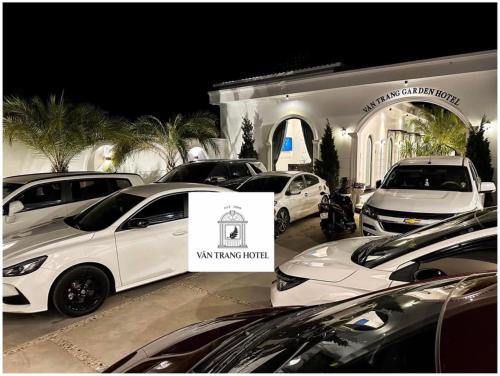 a group of cars parked in front of a building at VÂN TRANG GARDEN HOTEL 2 in Vĩnh Long