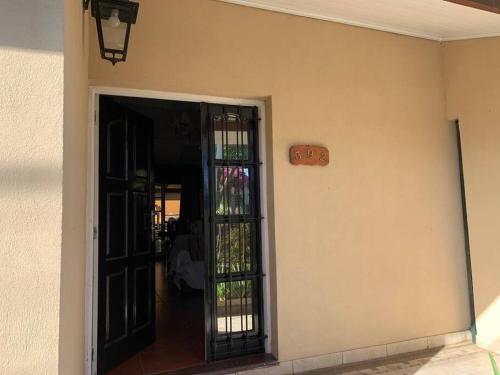 una entrada a una casa con una puerta de cristal en Casa amplia cerca de la Basílica en Luján