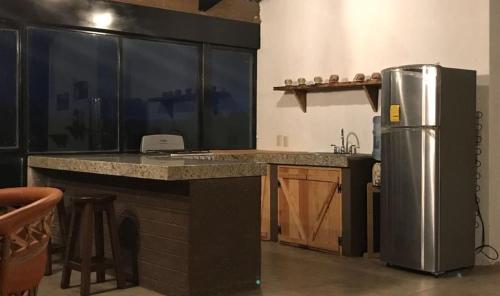 uma cozinha com um balcão e um frigorífico em Villa Rancho la Espuela em Tapalpa