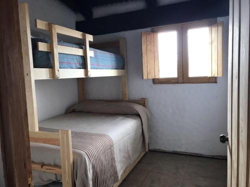 um quarto com 2 beliches e 2 janelas em Villa Rancho la Espuela em Tapalpa
