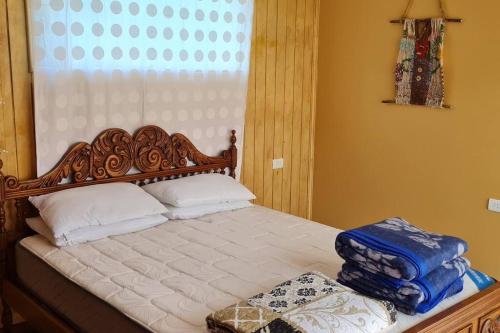 um quarto com uma cama com toalhas em CABAÑA PARA RELAX EN OLMUE em Valparaíso