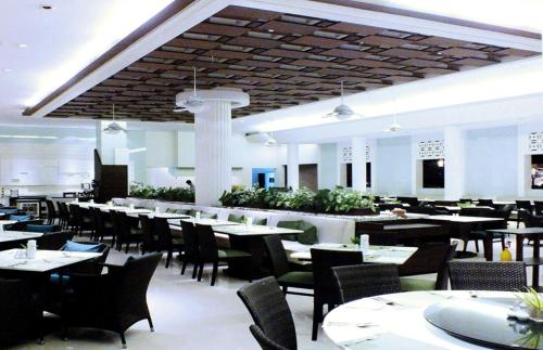 Un restaurante u otro lugar para comer en Methavalai Hotel