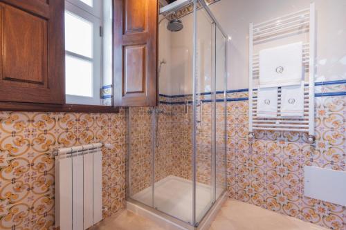 a shower with a glass door in a bathroom at Quinta do Outeiro in Resende