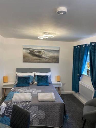 Tempat tidur dalam kamar di Luxury Town Center Studio Stevenage