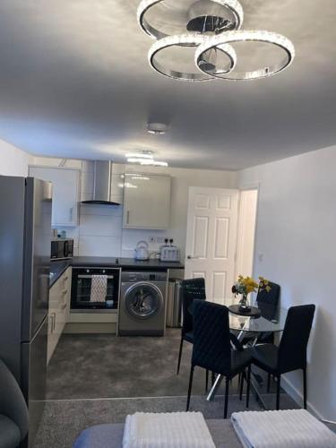 a kitchen with a table and chairs in a room at Luxury Town Center Studio Stevenage in Stevenage