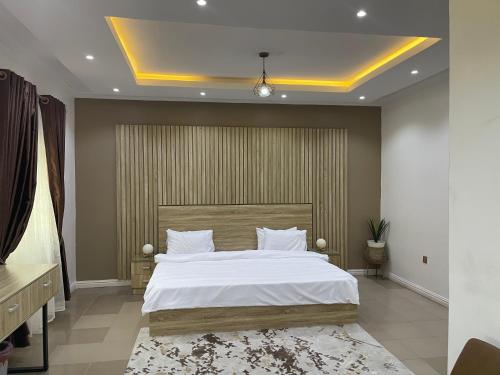 ein Schlafzimmer mit einem großen weißen Bett in einem Zimmer in der Unterkunft Mansal Luxury Apartments in Lagos