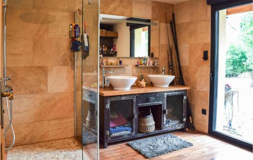 y baño con 2 lavabos y ducha. en Beautiful Home In Pradines With Kitchen, en Pradines